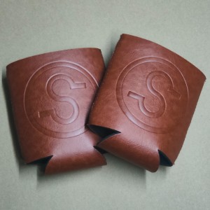 Lógó Debossed Neoprene Brown PU Leathar Is féidir le With 330 ml Pu Beer Sealbhóir Stubby Coozies Koozies